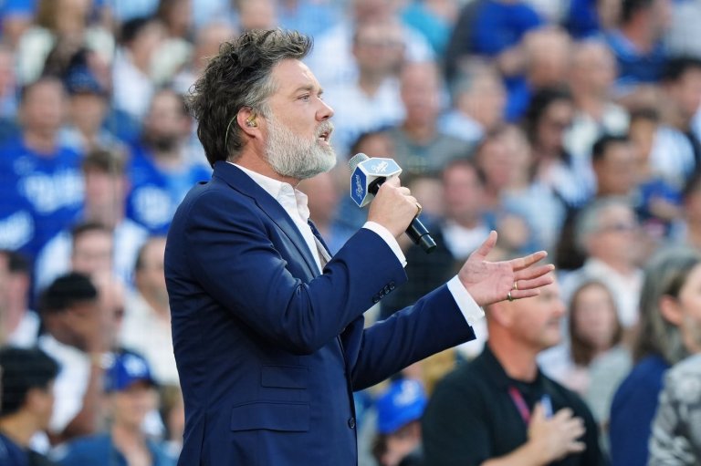 Rufus Wainwright puts twist on Canadian anthem ahead of Game 5 of World Series | iNFOnews.ca