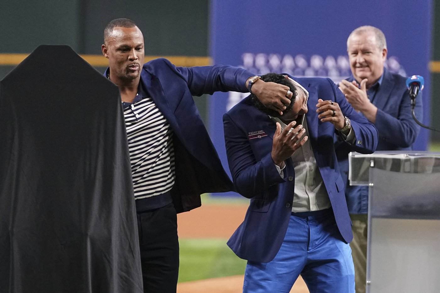 Elvis Andrus inducted into the Texas Rangers Baseball Hall of Fame with assist from Adrian Beltré | iNFOnews.ca