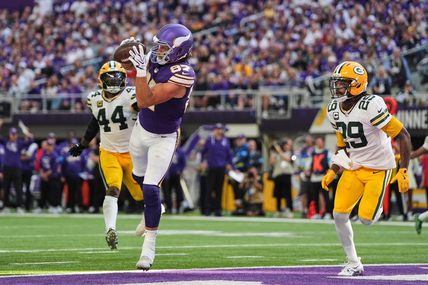 Vikings close with 29 straight points to beat rival Packers as Wentz replaces injured Murray | iNFOnews.ca