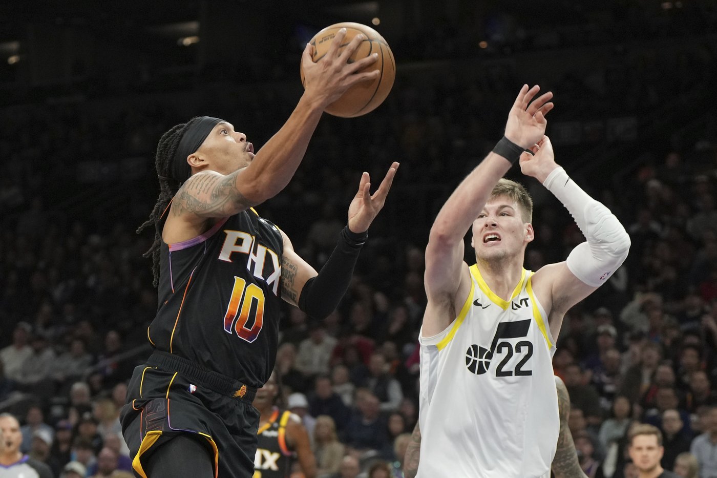 Booker scores 47 points, Allen forces OT with 3-pointer at buzzer in Suns' 135-127 win over Jazz | iNFOnews.ca