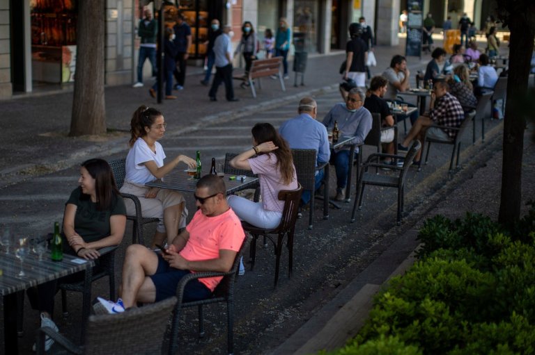 This seat taken? Thieves busted for stealing over 1,000 restaurant chairs in Spain | iNFOnews.ca