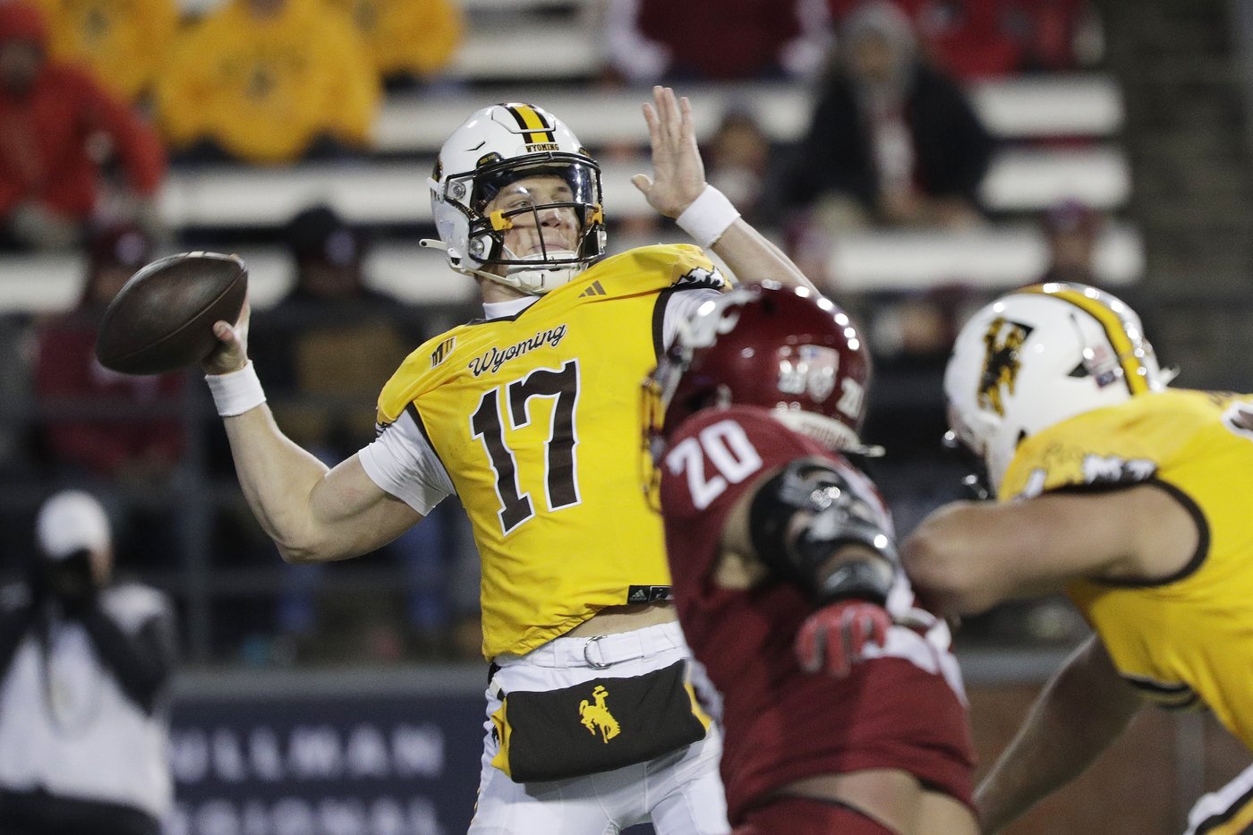 Evan Svoboda throws late TD pass to John Michael Gyllenborg as Wyoming beats Washington State 15-14 | iNFOnews.ca