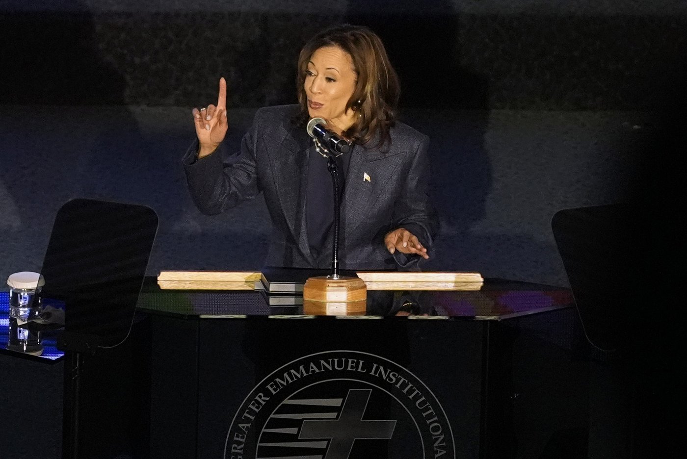 Harris goes to church while Trump muses about reporters being shot | iNFOnews.ca