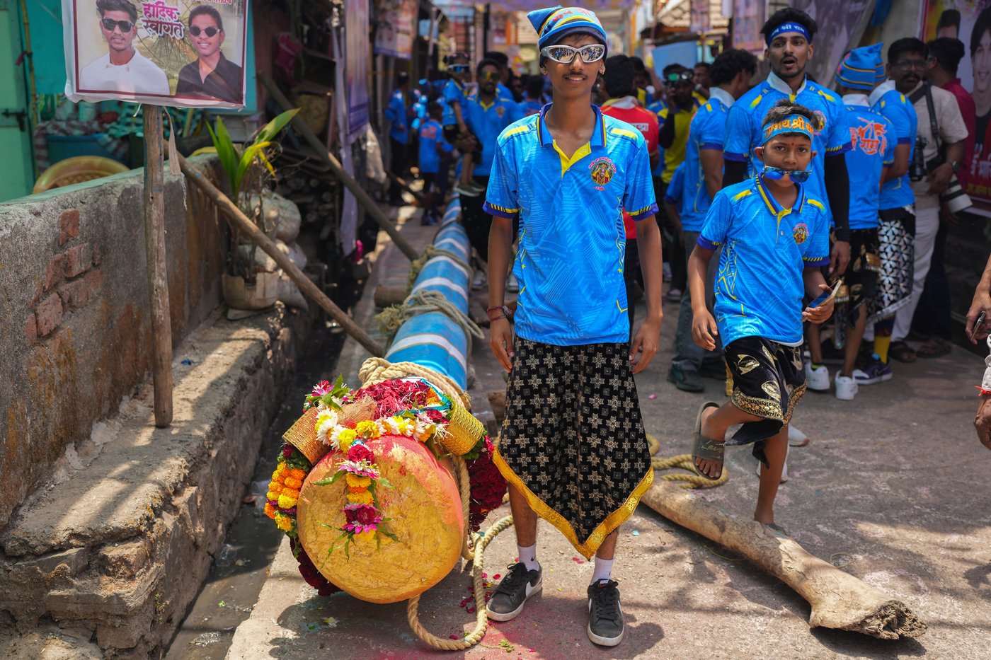 Villagers compete to erect huge bamboo poles at an Indian folk festival, in photos | iNFOnews.ca