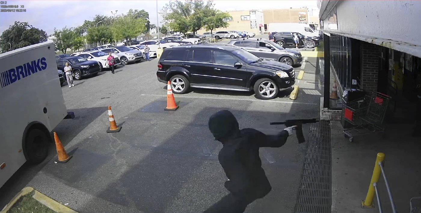 Armed robbers in latest Philadelphia-area Brinks truck heist took $700,000 or more, police say | iNFOnews.ca