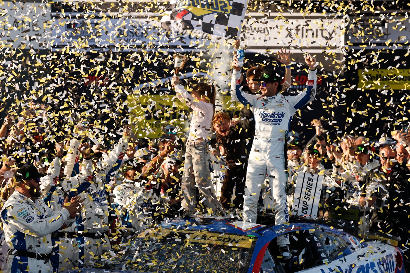 Kyle Larson extends Chase points lead with first NASCAR win at Talladega after last-lap scramble | iNFOnews.ca