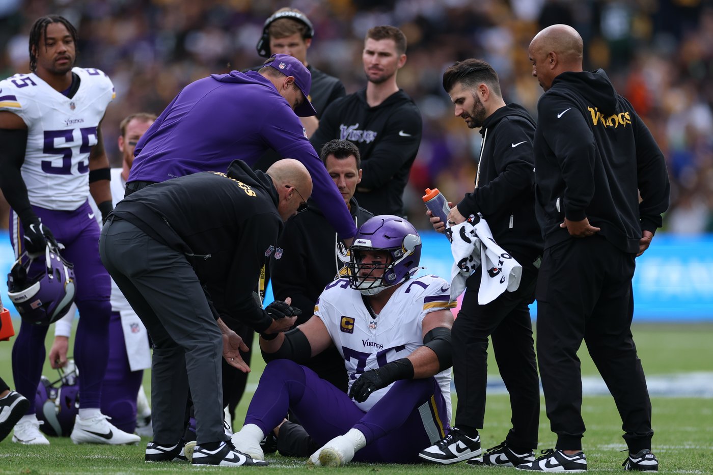 Offensive line injuries have the Vikings struggling to protect the passers and enact their plan | iNFOnews.ca