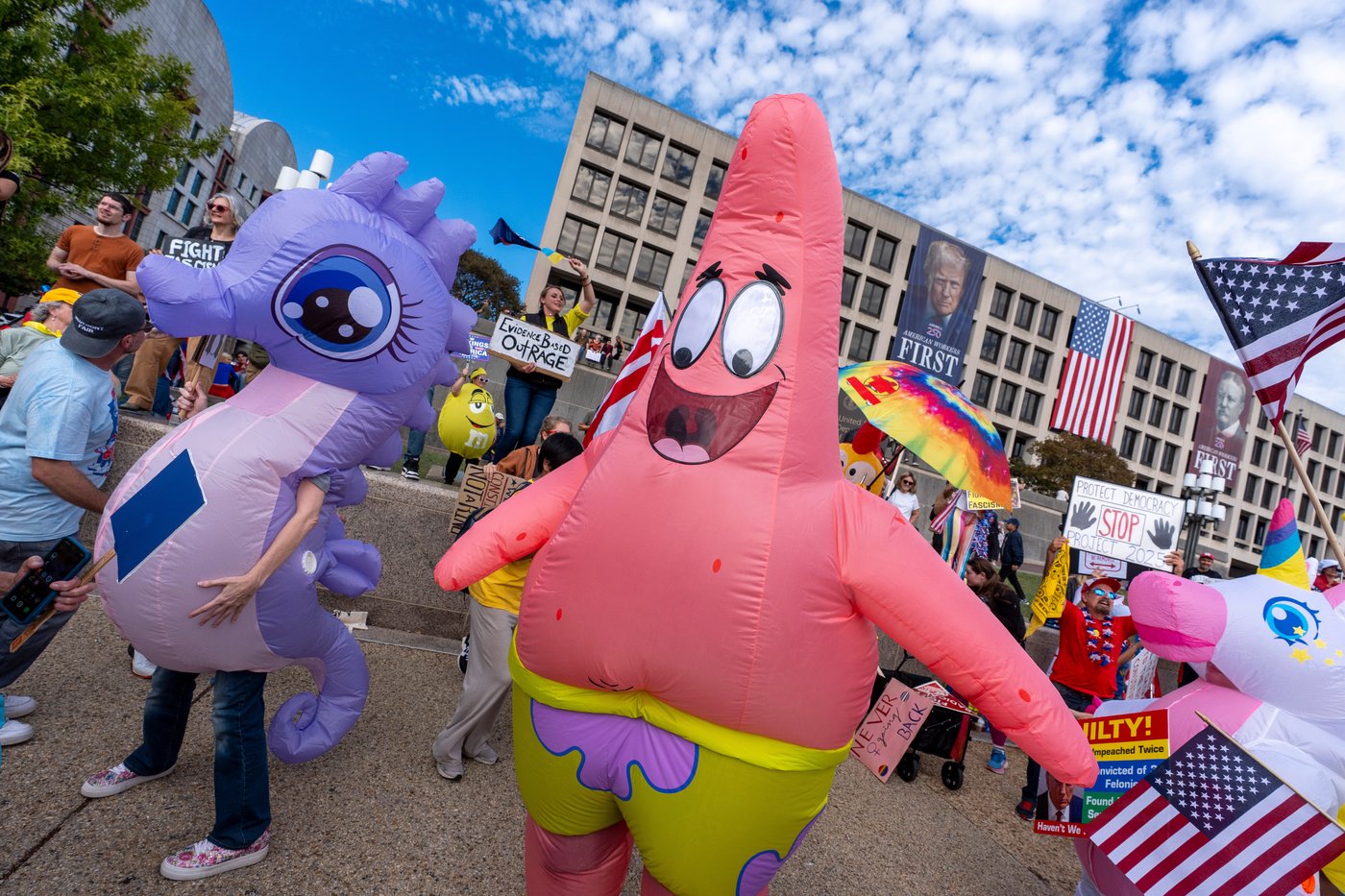 Inflatable costumes used to deflate tensions at rallies against Trump, in photos | iNFOnews.ca