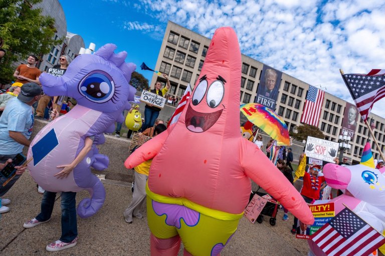 Inflatable costumes used to deflate tensions at rallies against Trump, in photos | iNFOnews.ca
