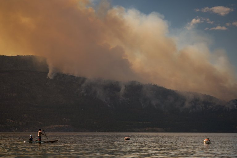 Hamburgers, water and support waiting for B.C. fire evacuees | iNFOnews.ca