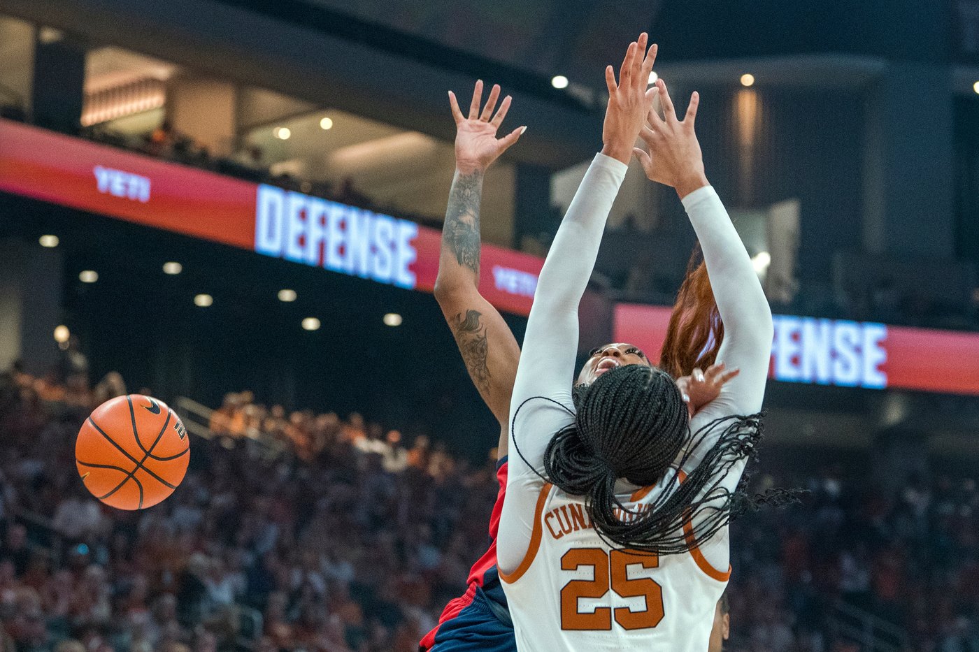 Lee scores 17 and makes clutch play to help No. 2 Texas survive No. 15 Mississippi 67-64 | iNFOnews.ca