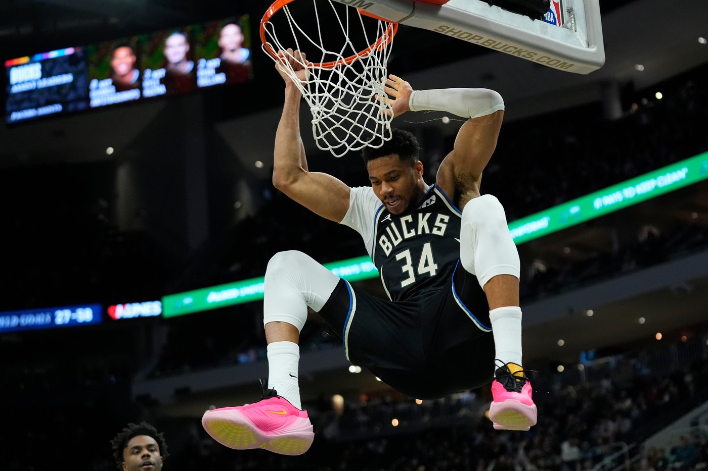 Giannis Antetokounmpo scores 31 points before getting injured, Bucks beat Pacers 134-123 | iNFOnews.ca