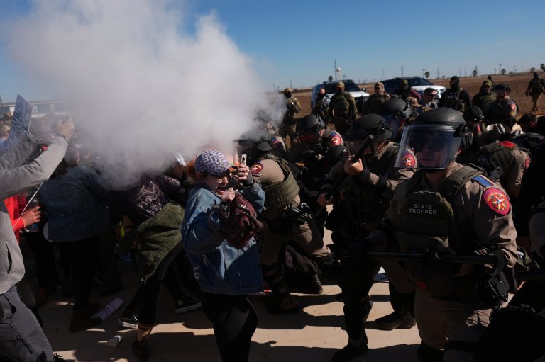 Police deploy chemical irritants at protesters gathered outside Texas detention center, in photos | iNFOnews.ca