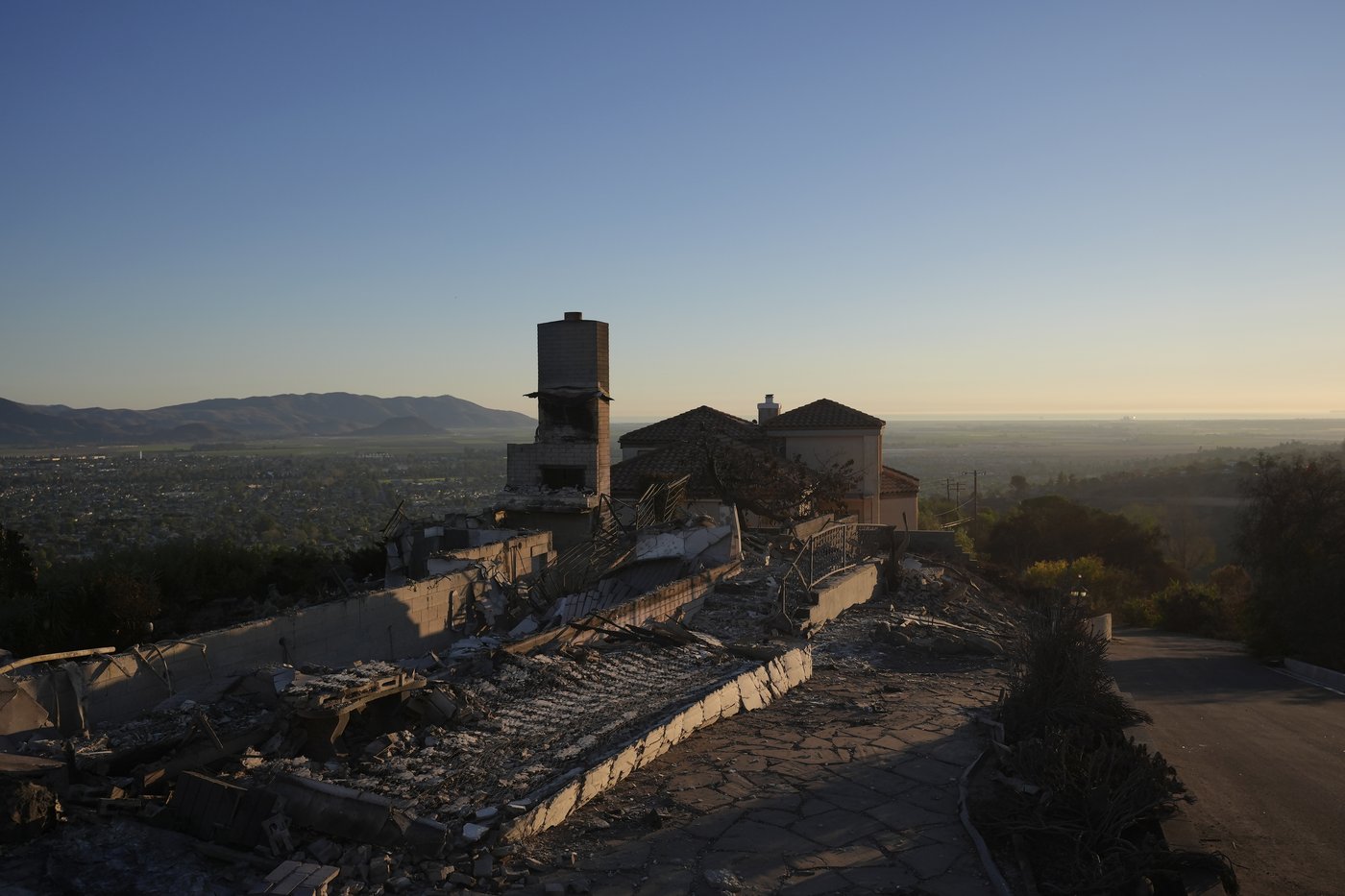Southern California firefighters gain ground over wildfire thanks to decreased winds | iNFOnews.ca