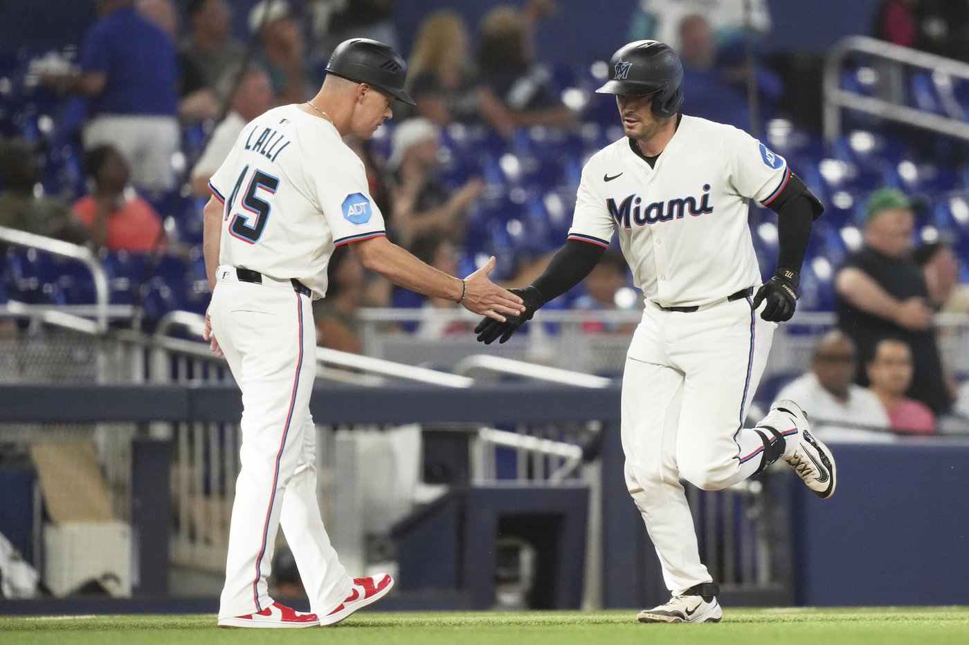 Suzuki hits 2-run HR to cap 8-run sixth inning as Cubs beat Marlins 14-1 | iNFOnews.ca
