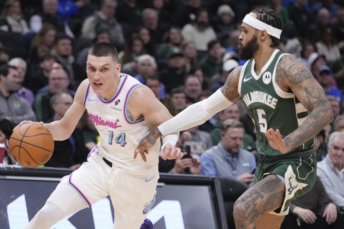 Lillard, Bucks overcome travel issues to trounce Heat 125-96 for 5th straight win | iNFOnews.ca