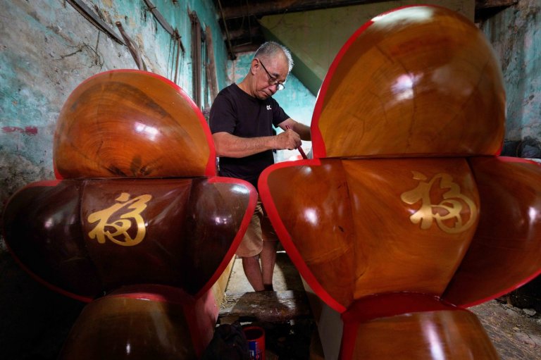 A traditional Chinese coffin maker in Malaysia preserves a fading family craft | iNFOnews.ca