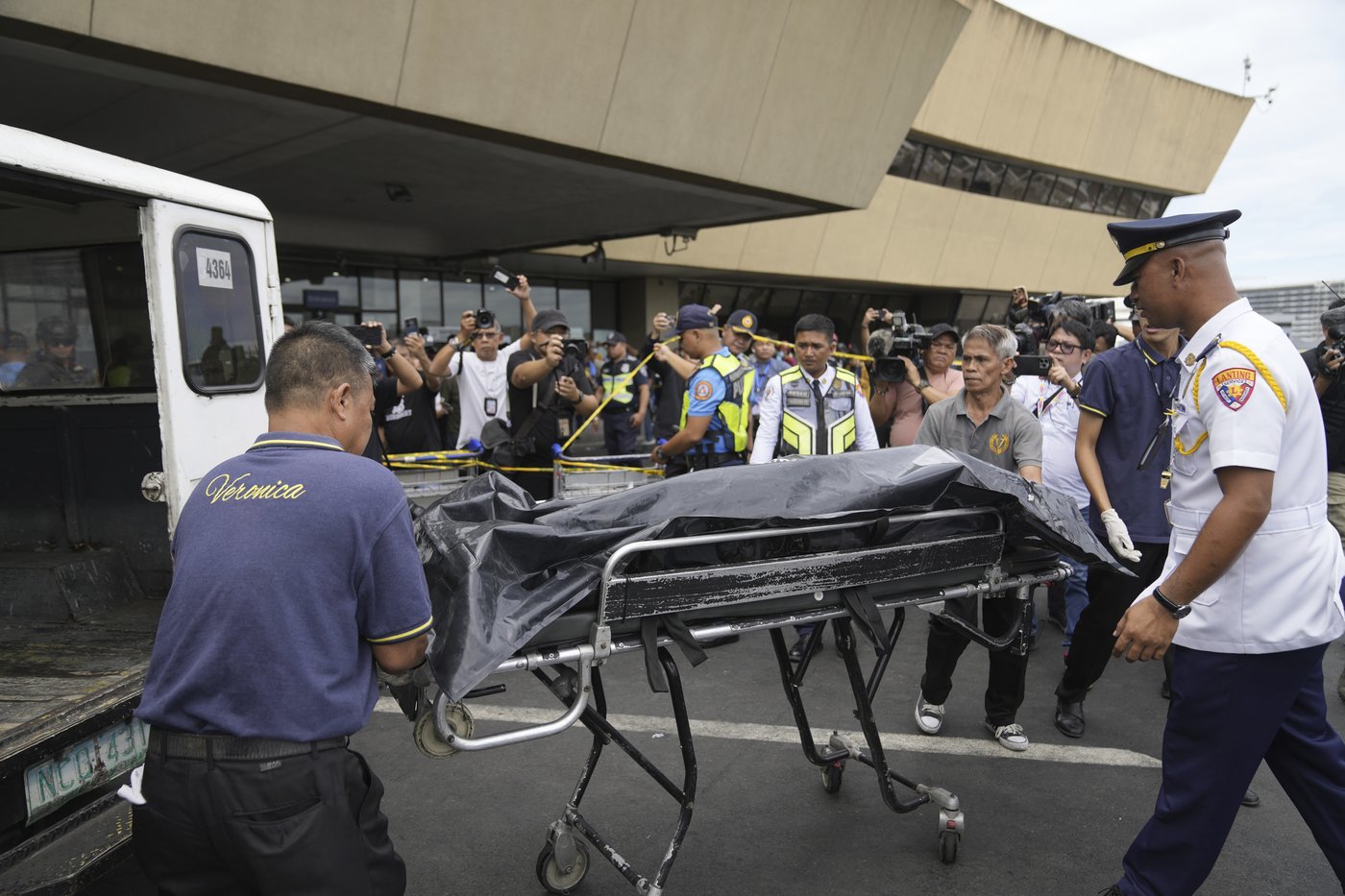 Vehicle crashes into entrance at Manila airport, killing 2 people including a young girl | iNFOnews.ca