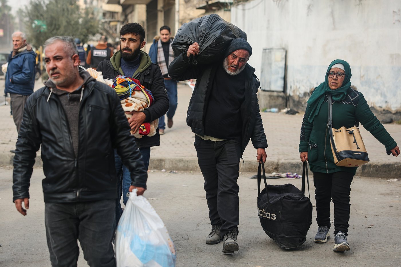 Photos of Syrians fleeing violence in Aleppo as shelling leaves heavy damage | iNFOnews.ca
