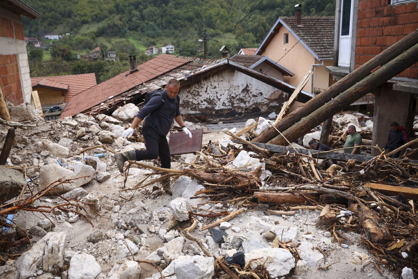Rescue teams search for missing after floods, landslides kill at least 16 in Bosnia | iNFOnews.ca