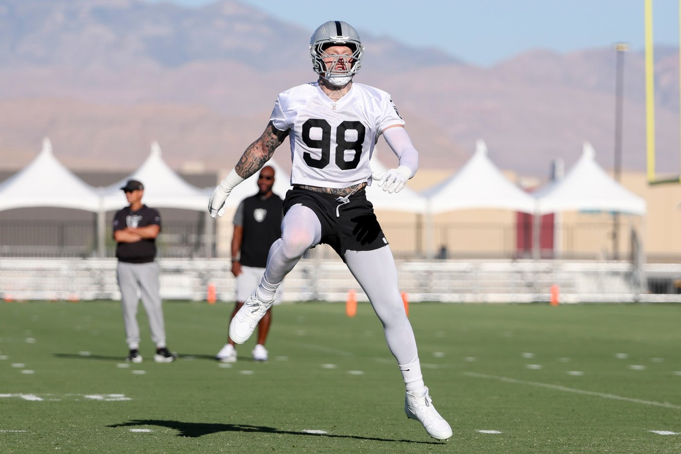 Raiders quarterback Kirk Cousins and Maxx Crosby scuffle late in Friday practice | iNFOnews.ca Raiders quarterback Kirk Cousins and Maxx Crosby scuffle late in Friday practice | iNFOnews.ca