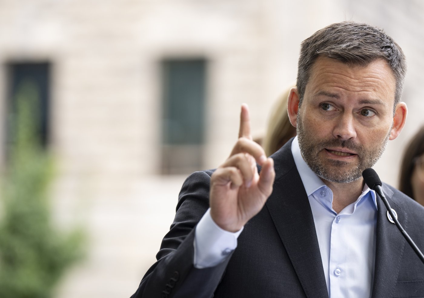 PQ Leader's donations to federal Liberals in spotlight on the Quebec campaign trail | iNFOnews.ca