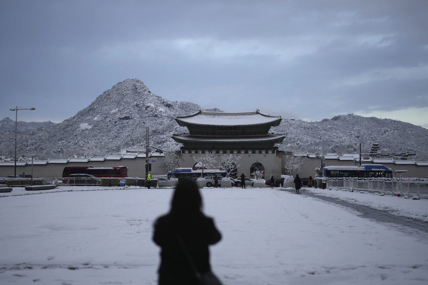 Worst November snowstorm in half century hits Seoul and grounds hundreds of airplane flights | iNFOnews.ca
