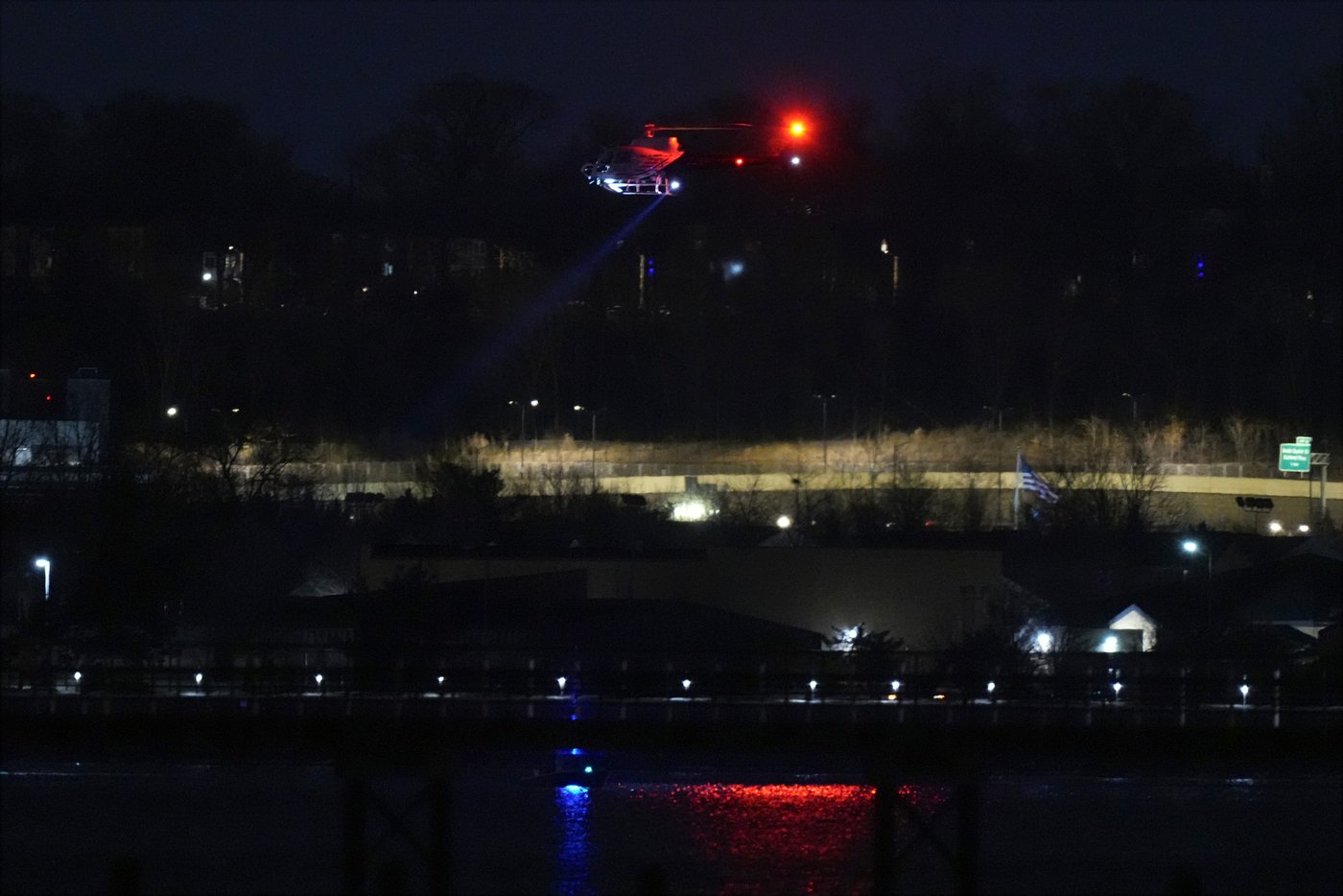 The Latest: Collision between passenger jet and Army helicopter near DC leaves no survivors | iNFOnews.ca