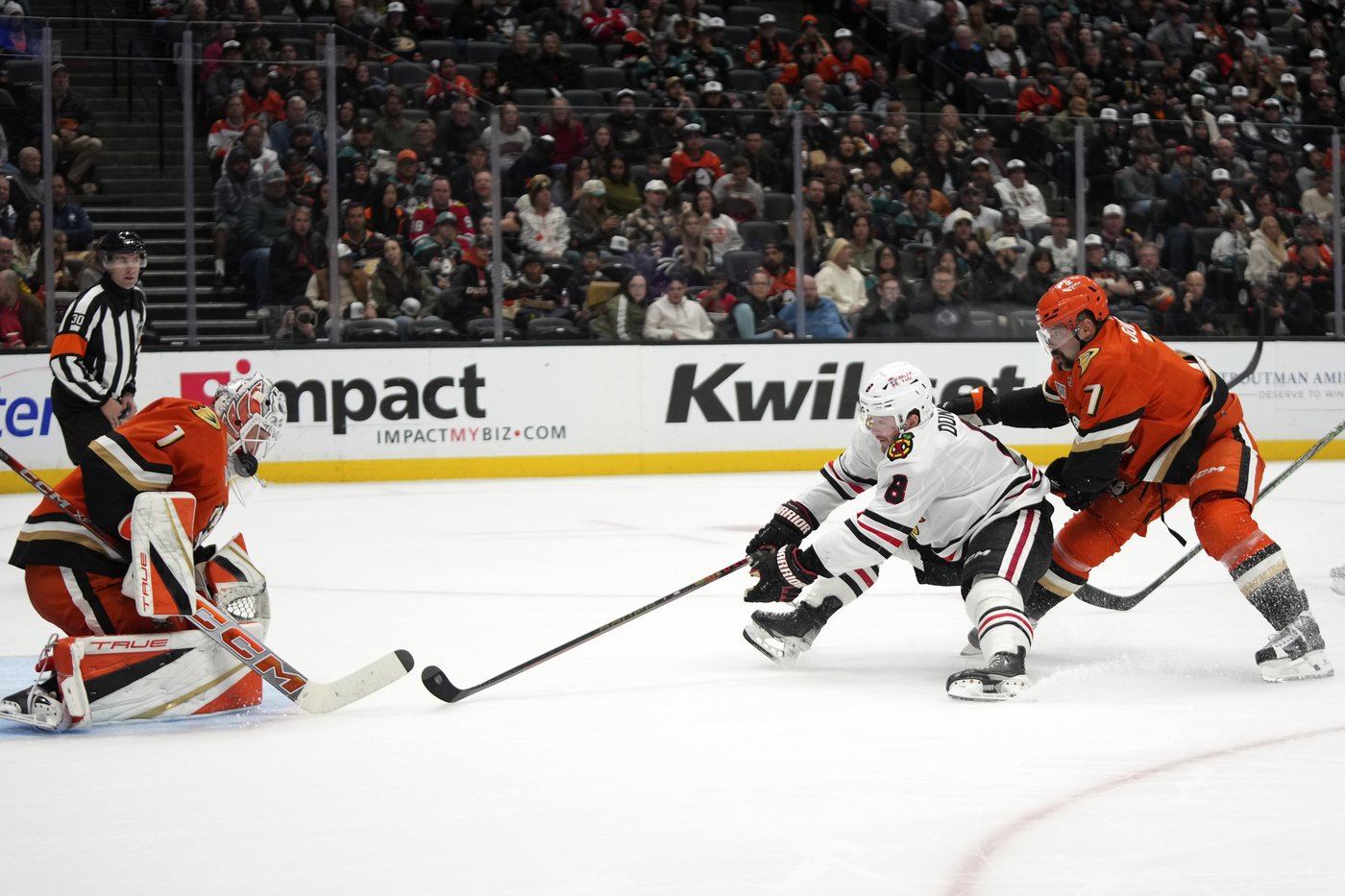 Bedard has 3 assists as Blackhawks defeat Ducks 4-2 | iNFOnews.ca