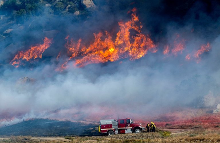 A fast-growing wildfire in windy Southern California triggers evacuations | iNFOnews.ca