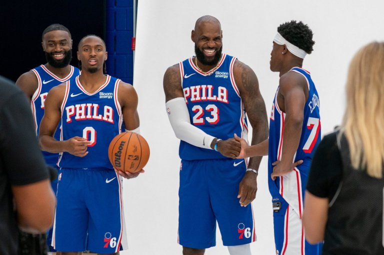 LeBron James was balling, babysitting and putting on a fantastic show in 76ers' debut at scrimmage | iNFOnews.ca