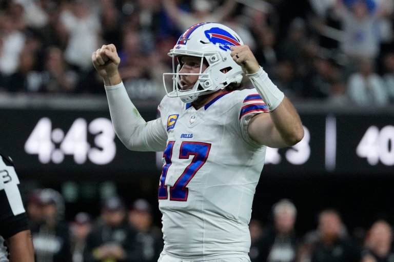 Josh Allen ties Jim Kelly's Bills TD pass record as Buffalo holds off Raiders 33-30 | iNFOnews.ca