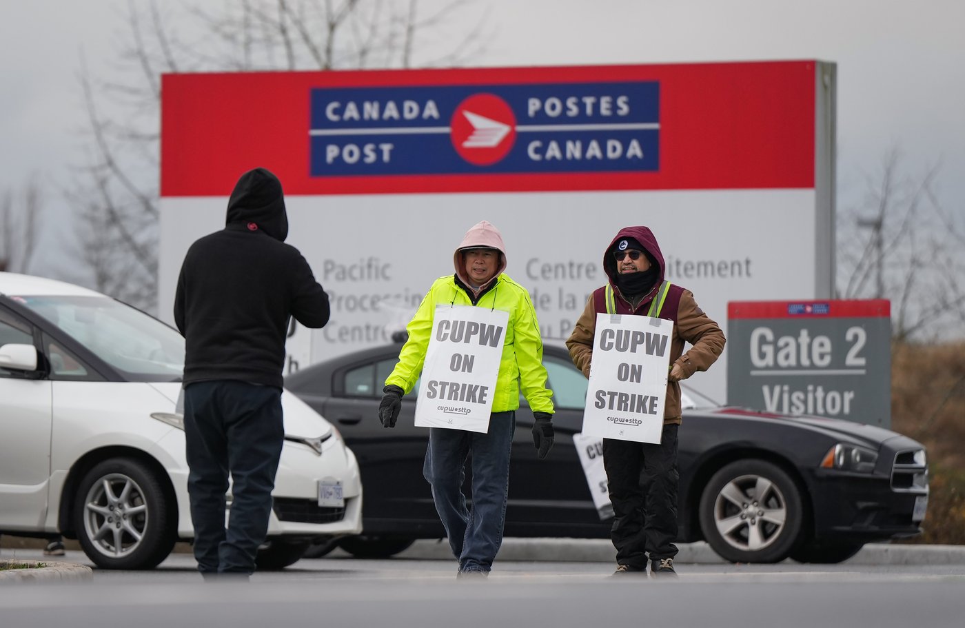 Settlement reached in complaint over Canada Post layoffs as strike hits four weeks | iNFOnews.ca