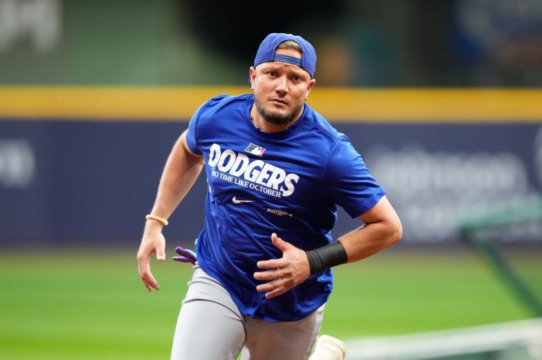 Dodgers keep infielder Miguel Rojas on their NLCS roster against the Brewers | iNFOnews.ca
