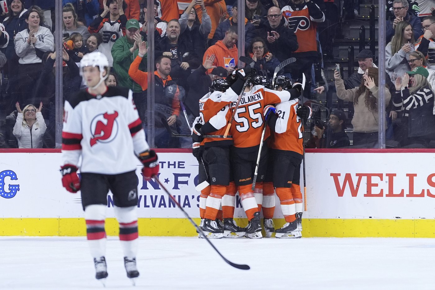 Brink, Farabee, Hathaway help Flyers build lead and hold on to beat Devils 4-2 | iNFOnews.ca