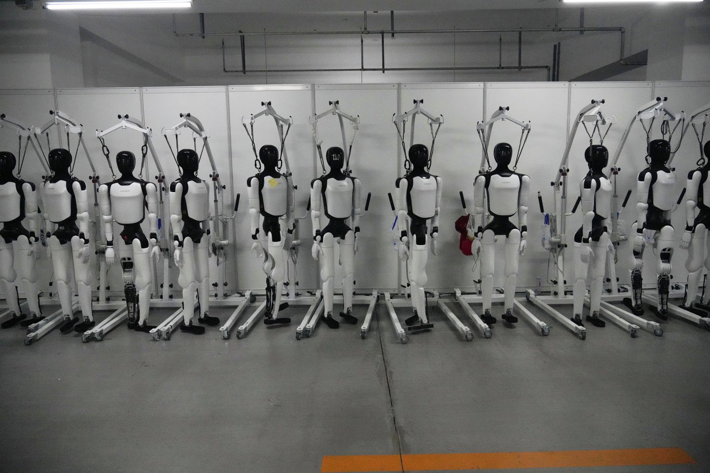 Humanoid robots sprint, play soccer and set records at Beijing games, in photos | iNFOnews.ca
