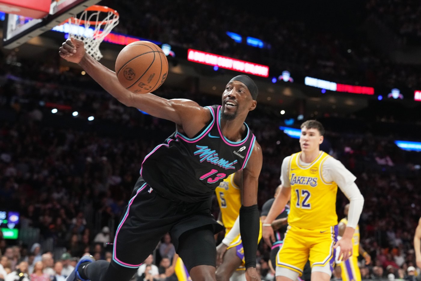 Luka Doncic scores 60, LeBron James ties games-played mark and Lakers top Heat for 8th straight win | iNFOnews.ca Luka Doncic scores 60, LeBron James ties games-played mark and Lakers top Heat for 8th straight win | iNFOnews.ca