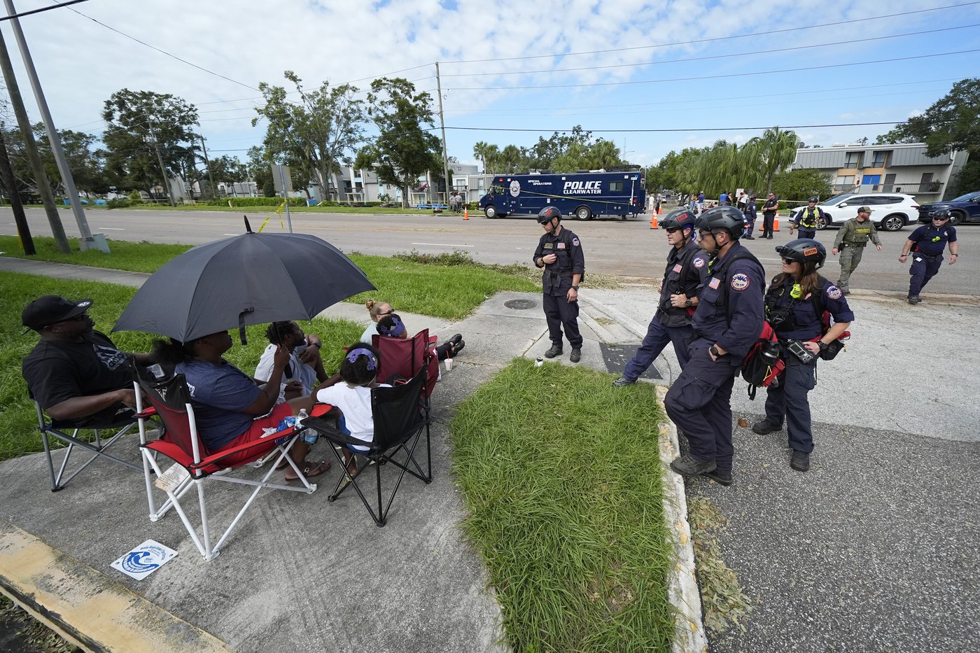 Residents slog through flooded streets, clear debris after Hurricane Milton tore through Florida | iNFOnews.ca