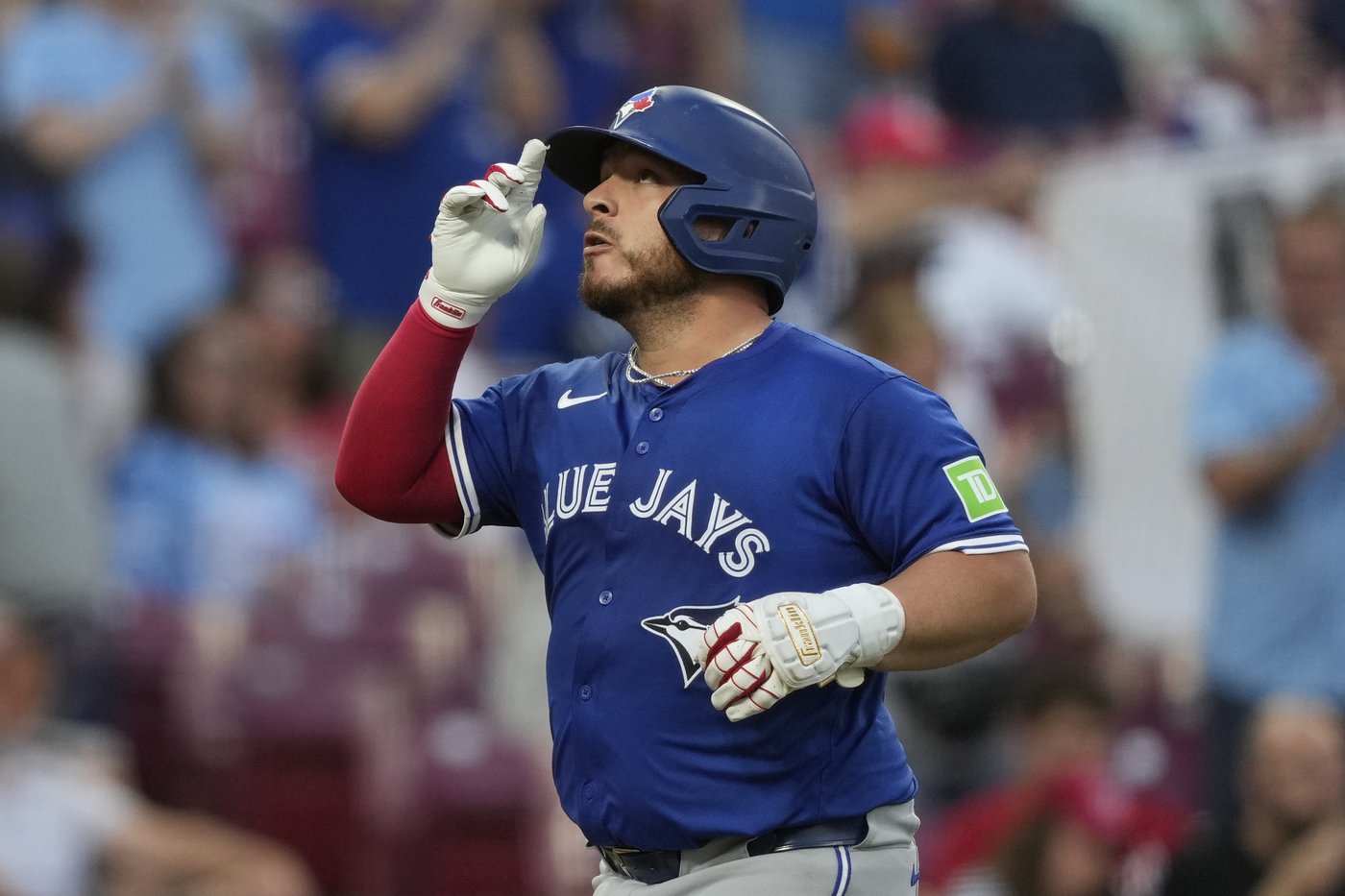 Blue Jays tie season-high with five homers in 13-9 win over Reds | iNFOnews.ca