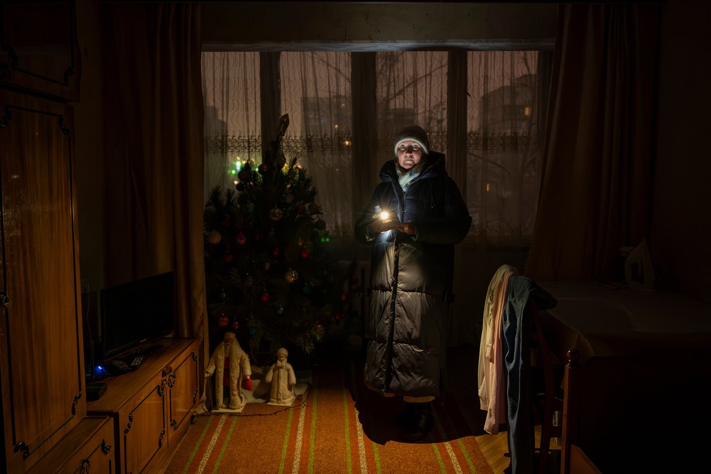 Photos show Ukrainians enduring a frigid winter after Russian strikes knocked out power | iNFOnews.ca