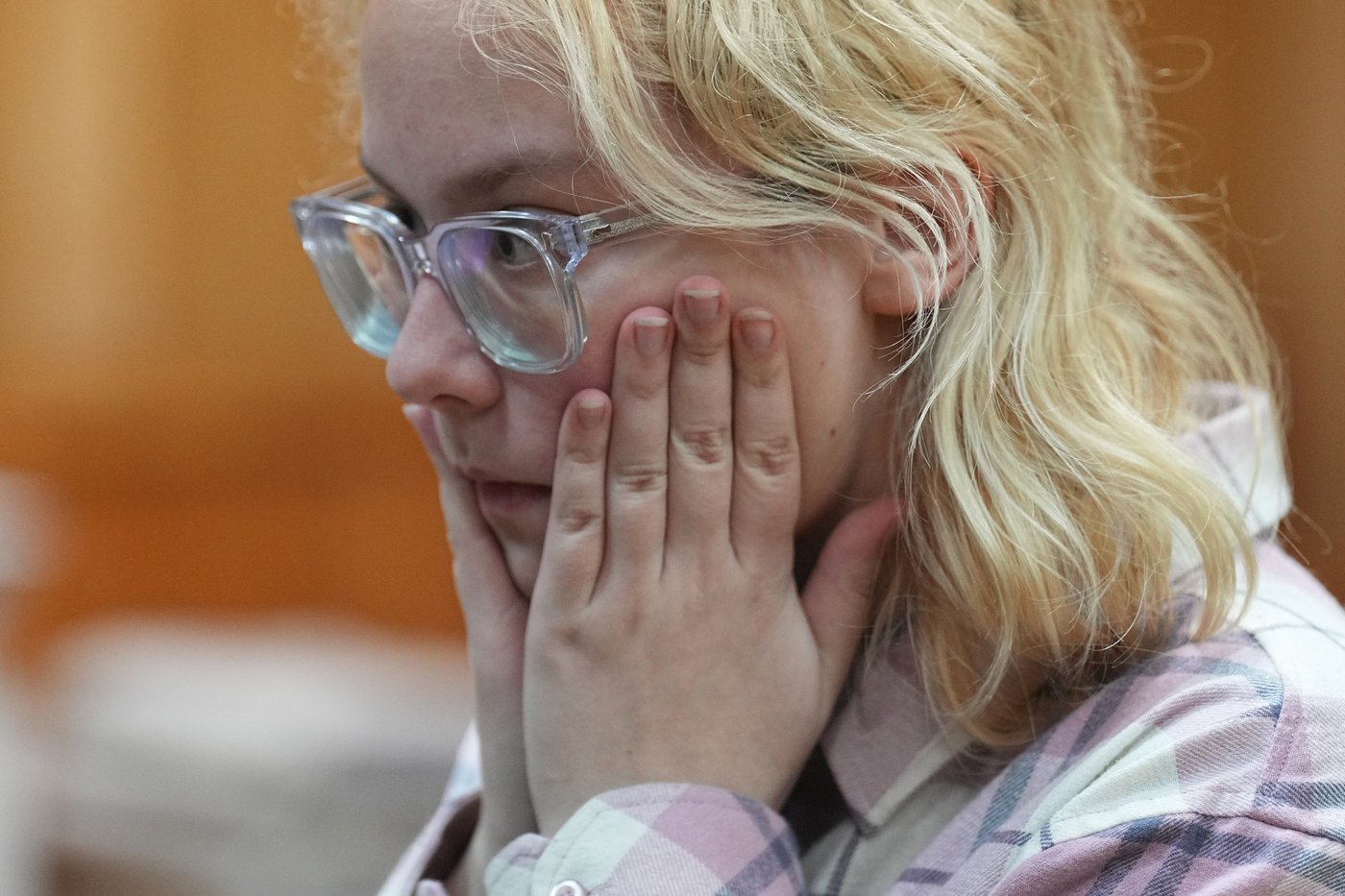 Russian court extends jailing of teenage singer over street performance of anti-war songs | iNFOnews.ca