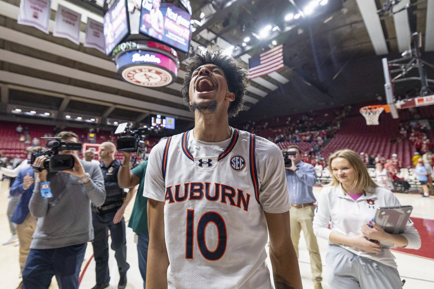 No. 1 Auburn edges No. 2 Alabama in a showdown of top-ranked teams; a rematch is set for March 8 | iNFOnews.ca