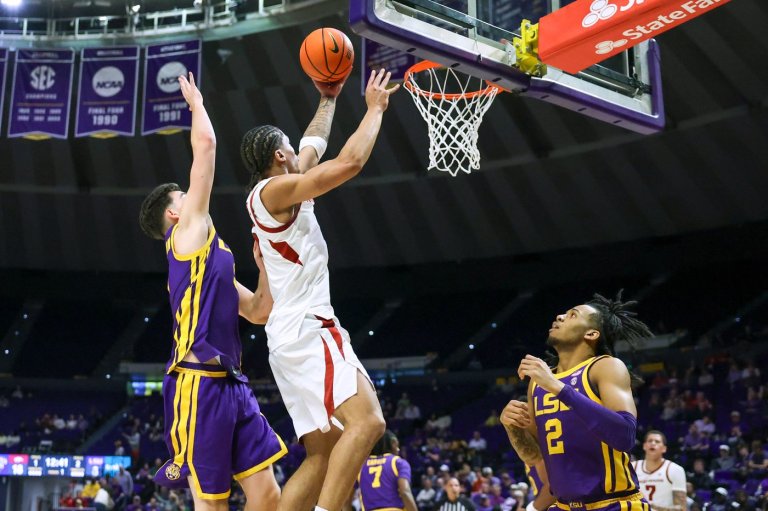 Acuff's 14th 20-point game this season leads No. 21 Arkansas to 91-62 victory over struggling LSU | iNFOnews.ca