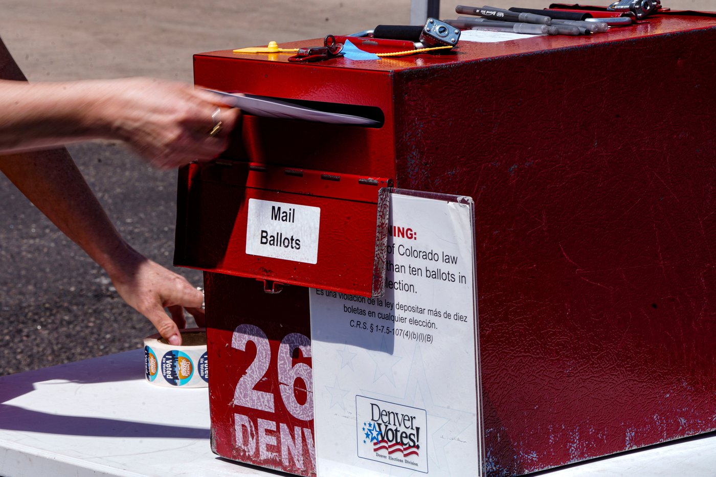 Trump's attacks on mail balloting and concerns over delays turn midterms spotlight on Postal Service | iNFOnews.ca Trump's attacks on mail balloting and concerns over delays turn midterms spotlight on Postal Service | iNFOnews.ca