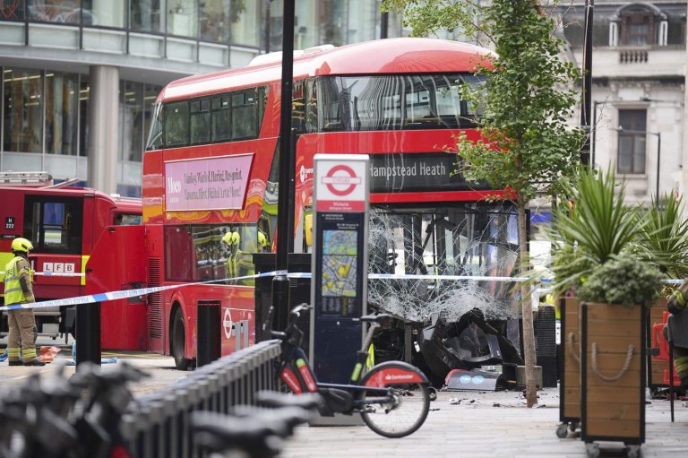 15 people hospitalized after double-decker bus crashes outside London's Victoria Station | iNFOnews.ca
