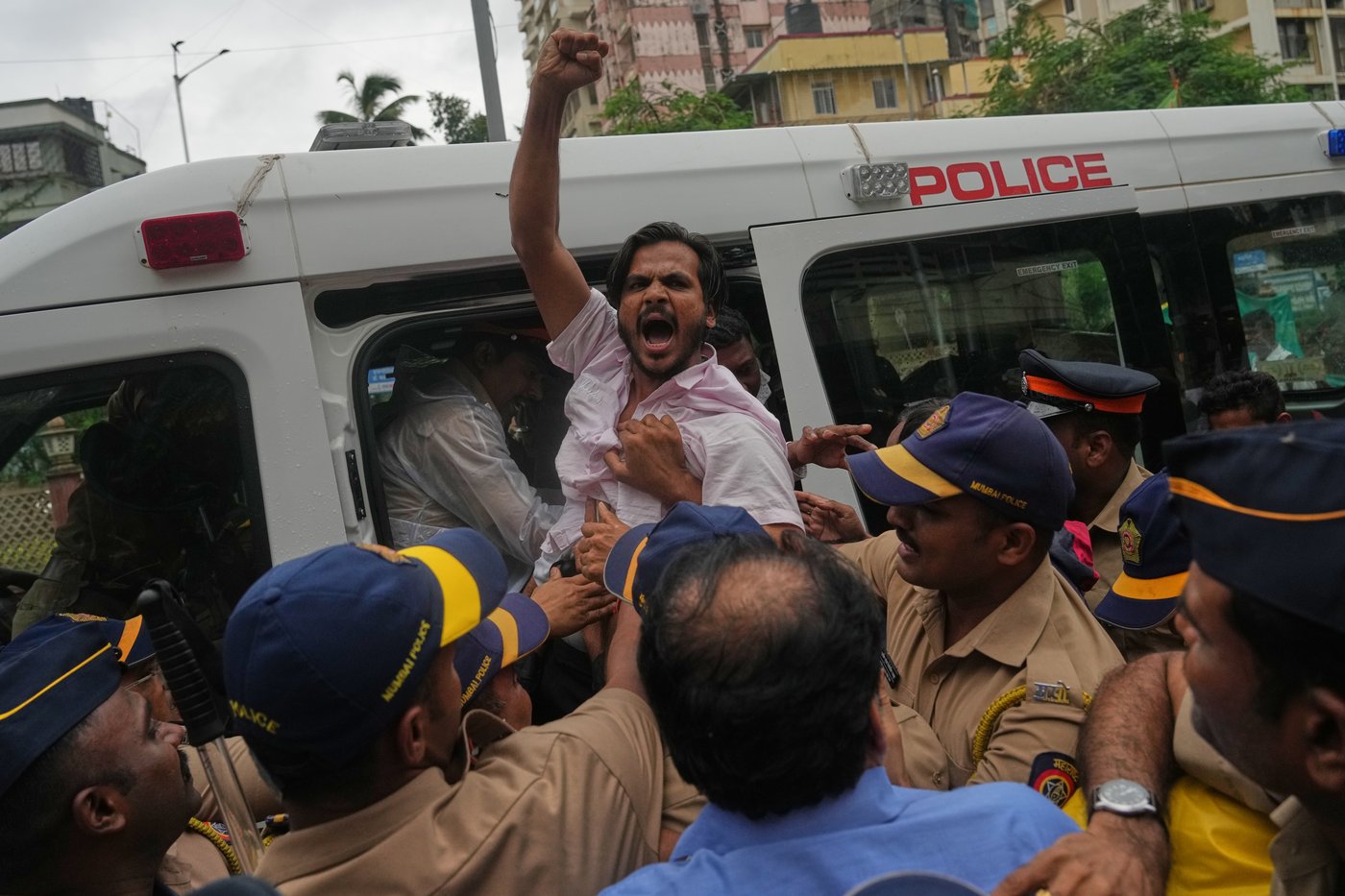 Photos of police cracking down on India’s youth-led 'cockroach' movement in New Delhi | iNFOnews.ca