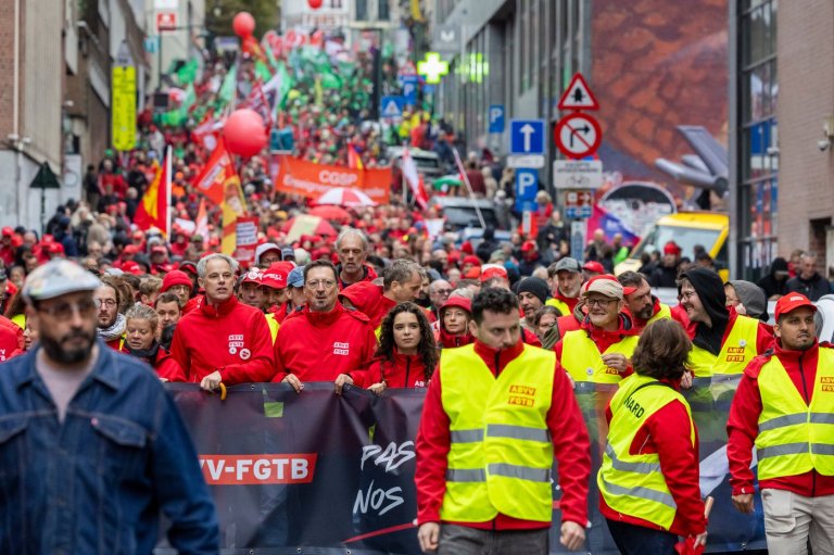 Police and masked protesters clash in Brussels as anti-austerity rally disrupts city | iNFOnews.ca
