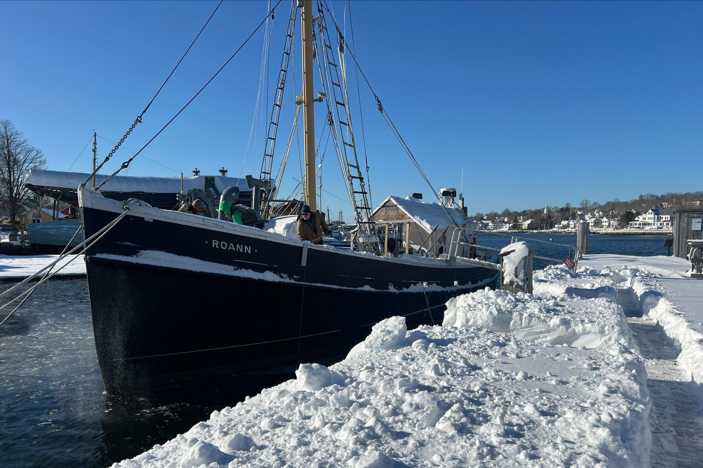 With rubber shovels and grit, Mystic Seaport workers dig out historic whaling ship after snowstorm | iNFOnews.ca