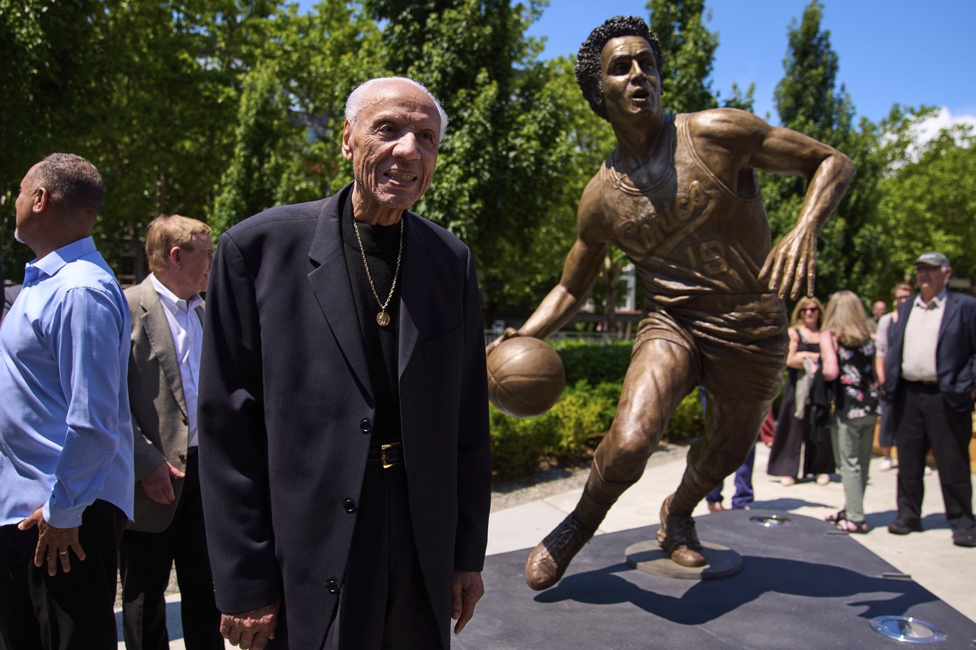 Lenny Wilkens has statue unveiled outside Seattle arena where he led SuperSonics to NBA title | iNFOnews.ca
