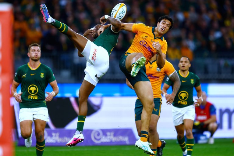 11-man Australia hangs on to upset South Africa 42-38 in extraordinary rugby test | iNFOnews.ca